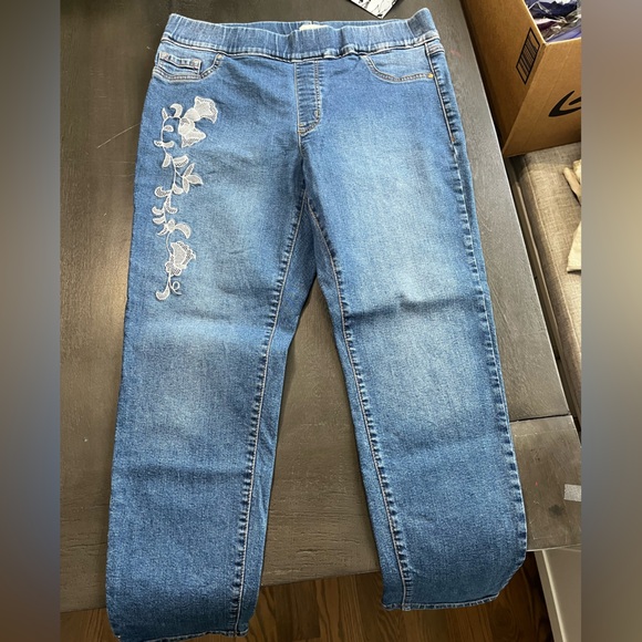 Laura Skinny Jeans Blue Denim White Floral Embroidery Size 12 Stretchy - Picture 5 of 12
